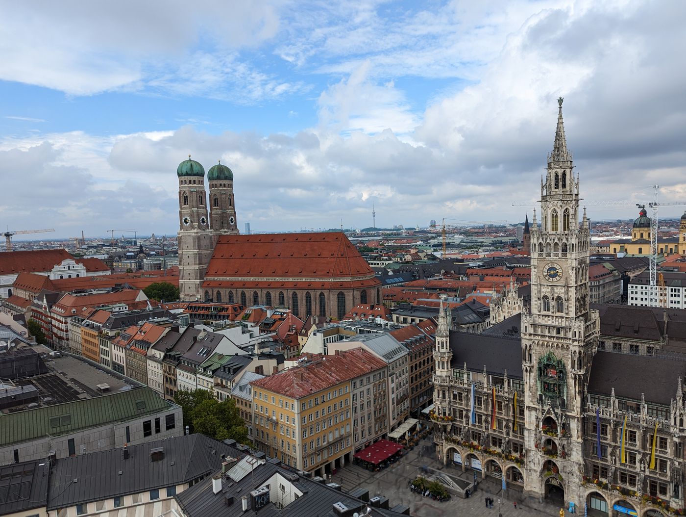 Luftbild von München mit Marienplatz, Neuem Rathaus und Frauenkirche